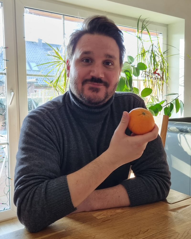 Giuseppe mit Orange in der Hand